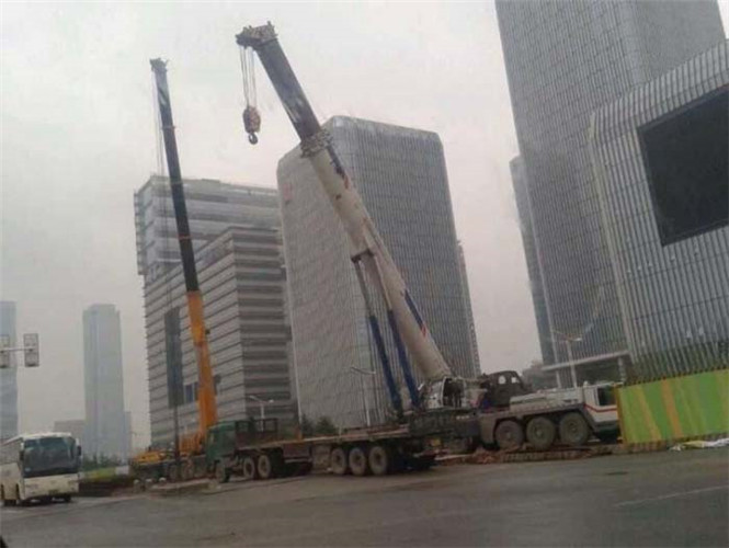 岳阳楼区“自动找平”—— 吊车的 “平地神器” 技术