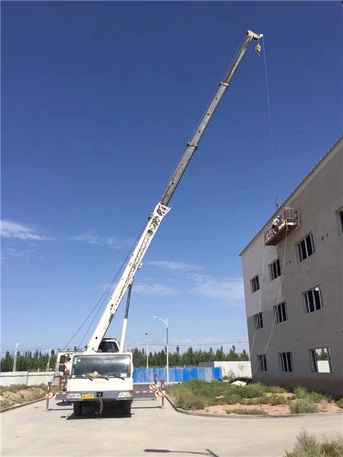 岳阳楼区“轻装强干”—— 吊车的 “轻量化臂架” 技术